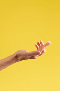 ACHSELKUSS-Deocreme-Anwendung-Finger